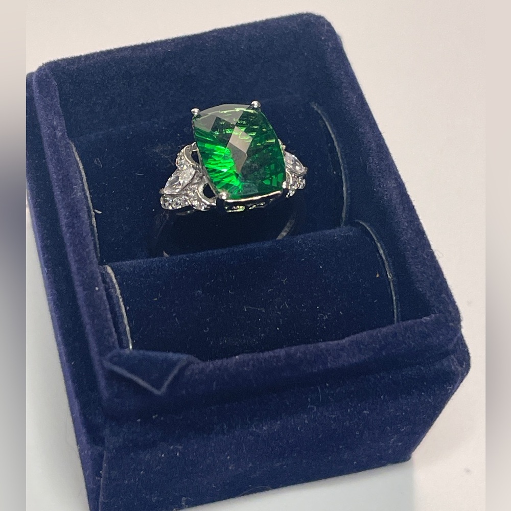 STAUER STERLING SILVER CZ RING HIGHLY FACETED GREEN CENTER STONE LIKE NEW size 8